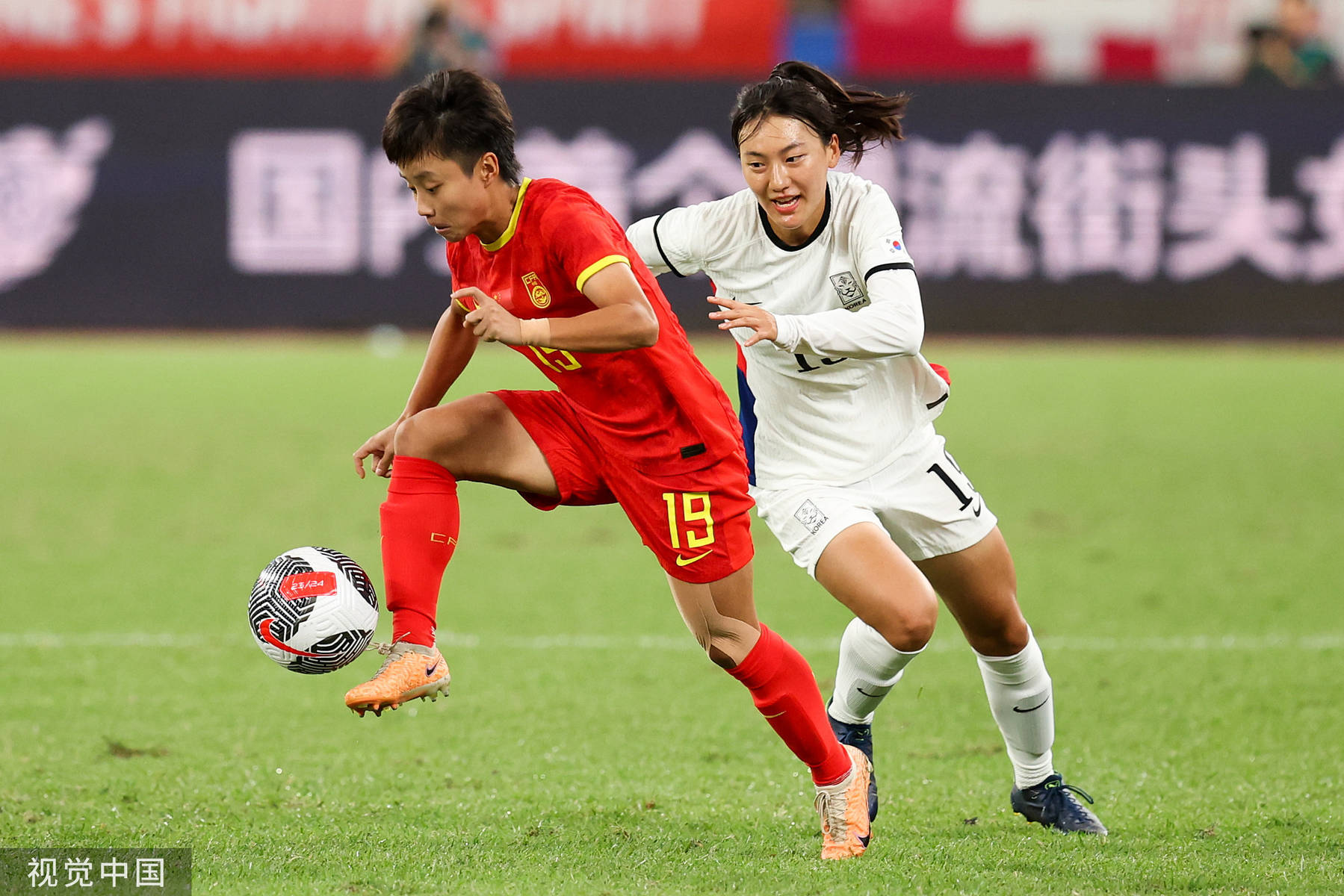 爱游戏官方入口-中国足球女子队伍备战比赛,有望闯入前八强