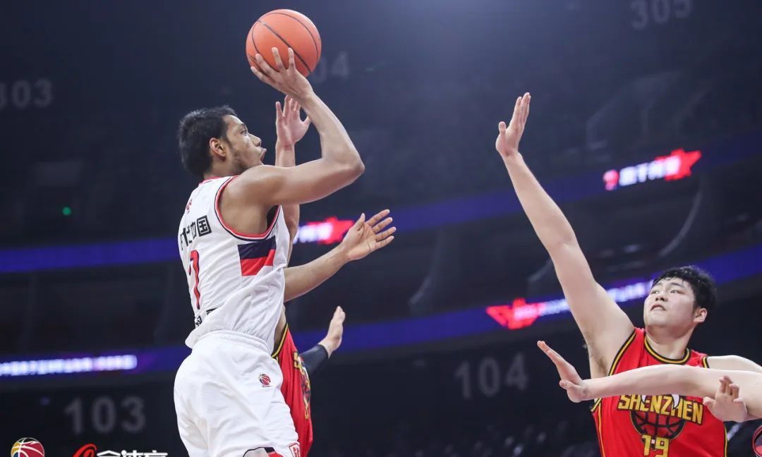 外线球员远投接连命中,为球队贡献 外线球员远投接连命中,为球队贡献