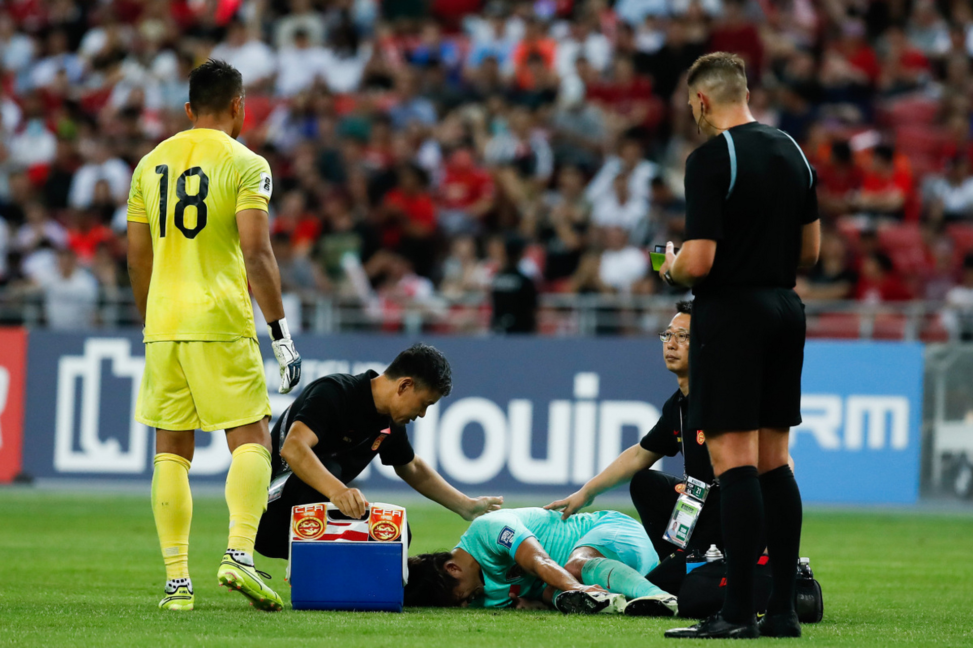 关于国际足坛上一场紧张比赛引发球迷热议,意外发生的信息 关于国际足坛上一场紧张比赛引发球迷热议,意外发生的信息