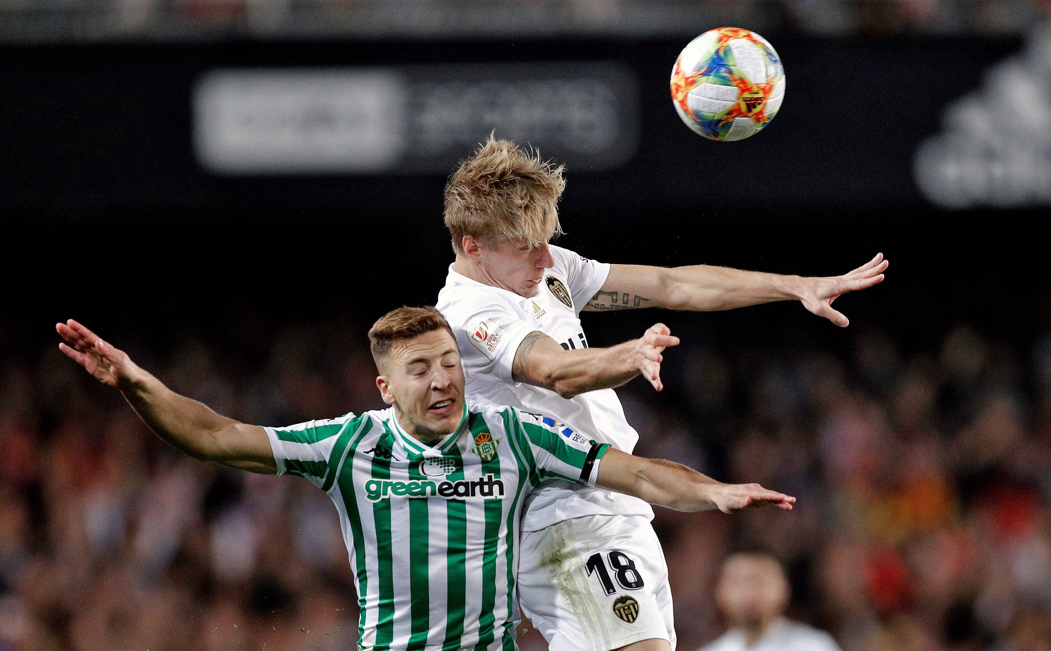 包含体育赛事精彩不断，足球风采炫目夺目的词条