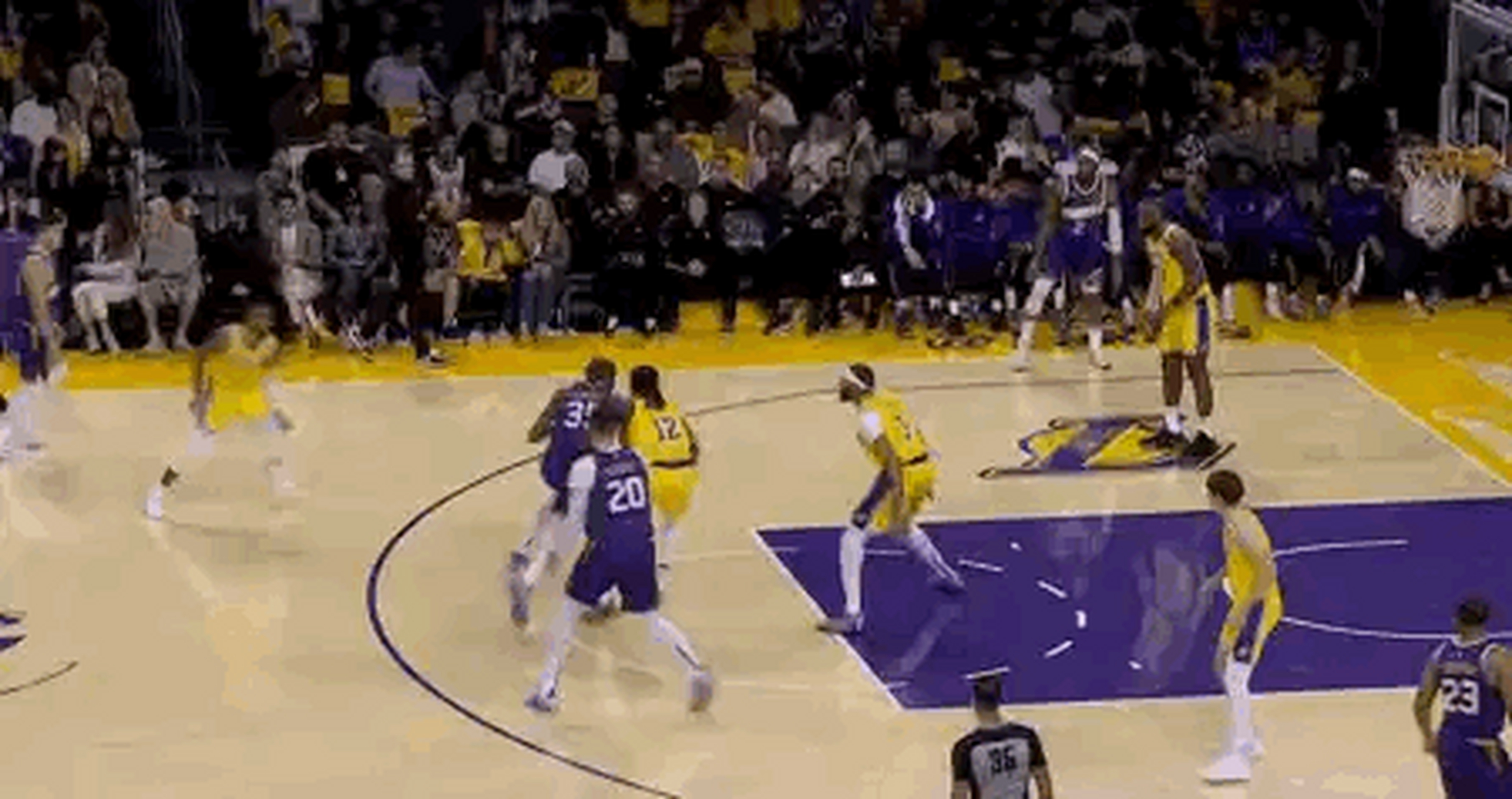 爱游戏-太阳队客场失利，湖人队主场全力击败对手