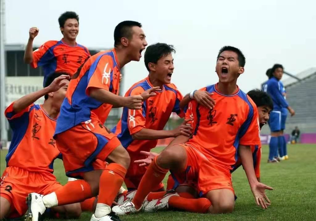 爱游戏在线-中国足球赛场激烈比拼,球队爆发潜力无限的简单介绍