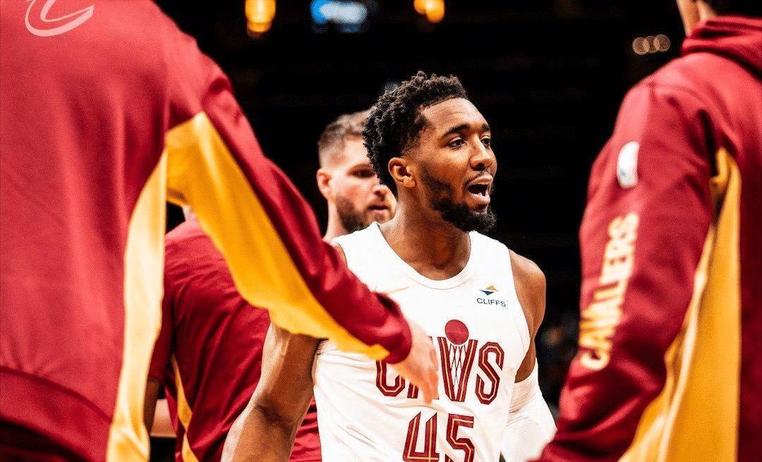 爵士后卫米切尔获得比赛MVP称号 爵士后卫米切尔获得比赛MVP称号