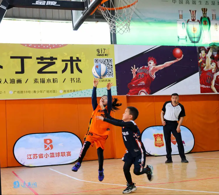 爱游戏tv-篮球解说员风采独特，为比赛增添看点