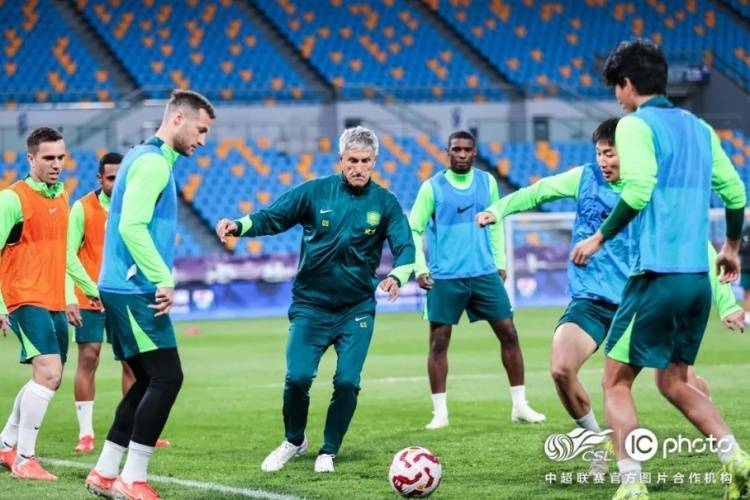 比赛节奏明快,球员们奉献精彩表现 比赛节奏明快,球员们奉献精彩表现