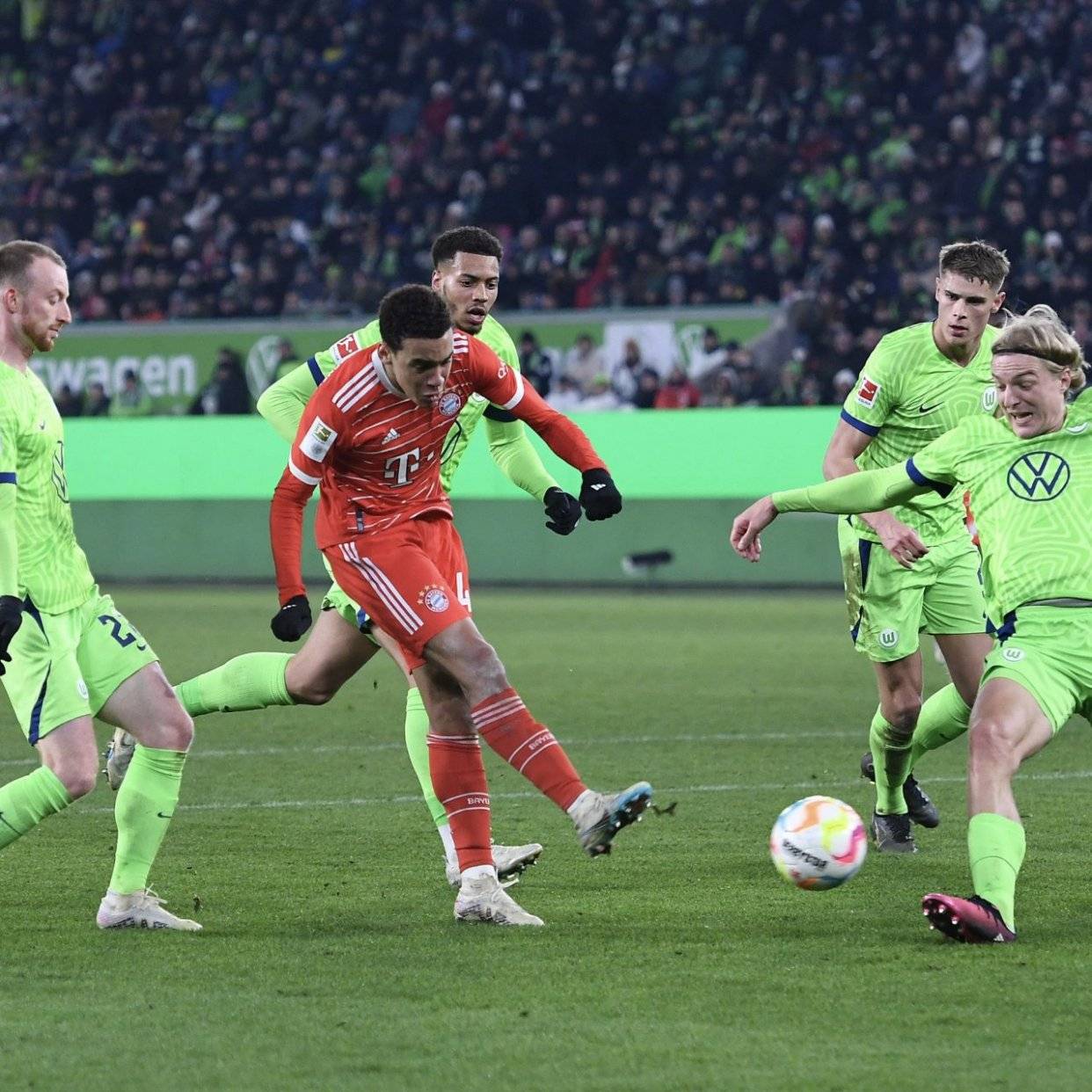 爱游戏在线-拜仁慕尼黑对阵沃尔夫斯堡,双方均须全取三分