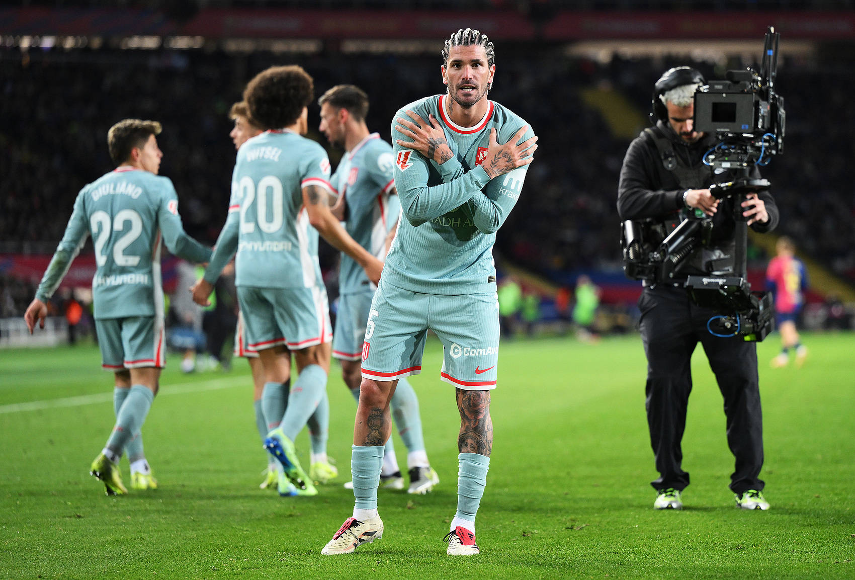 曼联二连胜巴萨，欧冠出线前景美好