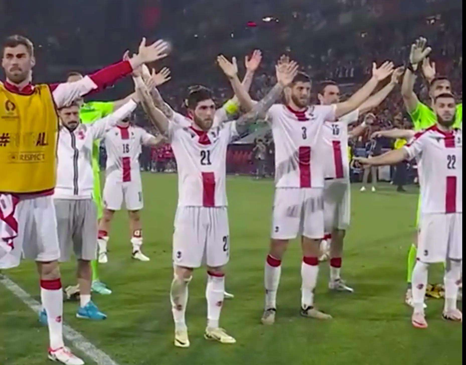 欧洲杯预选赛状况紧张,球迷团体热情助威的简单介绍 欧洲杯预选赛状况紧张,球迷团体热情助威的简单介绍