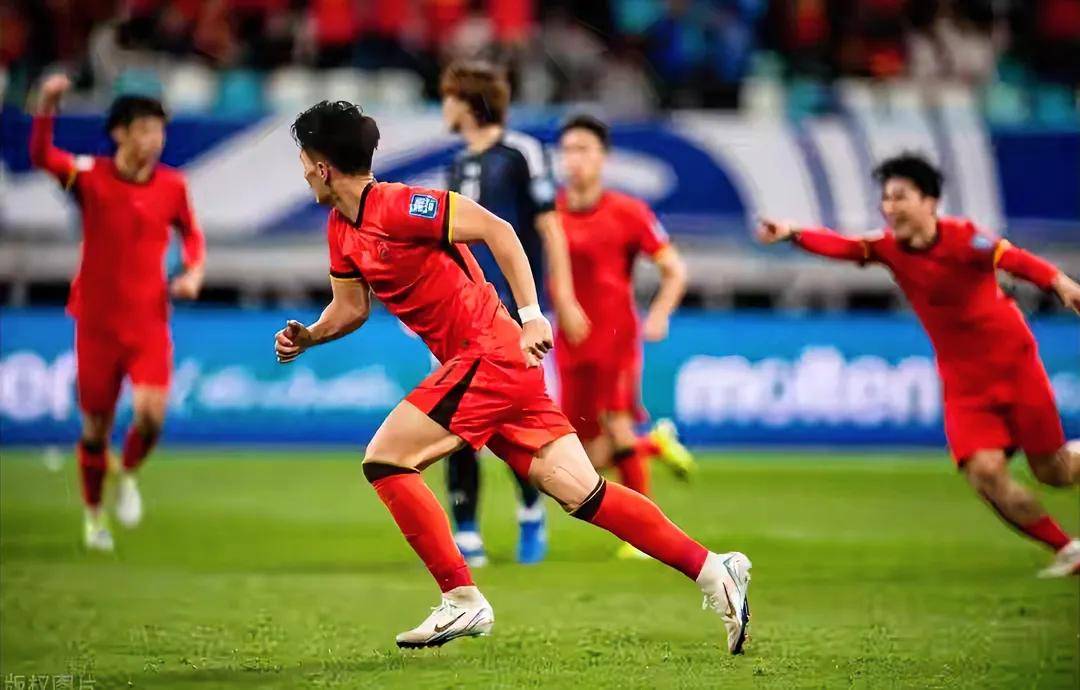 爱游戏-足球赛场竞技激烈,各队实力拼搏争胜