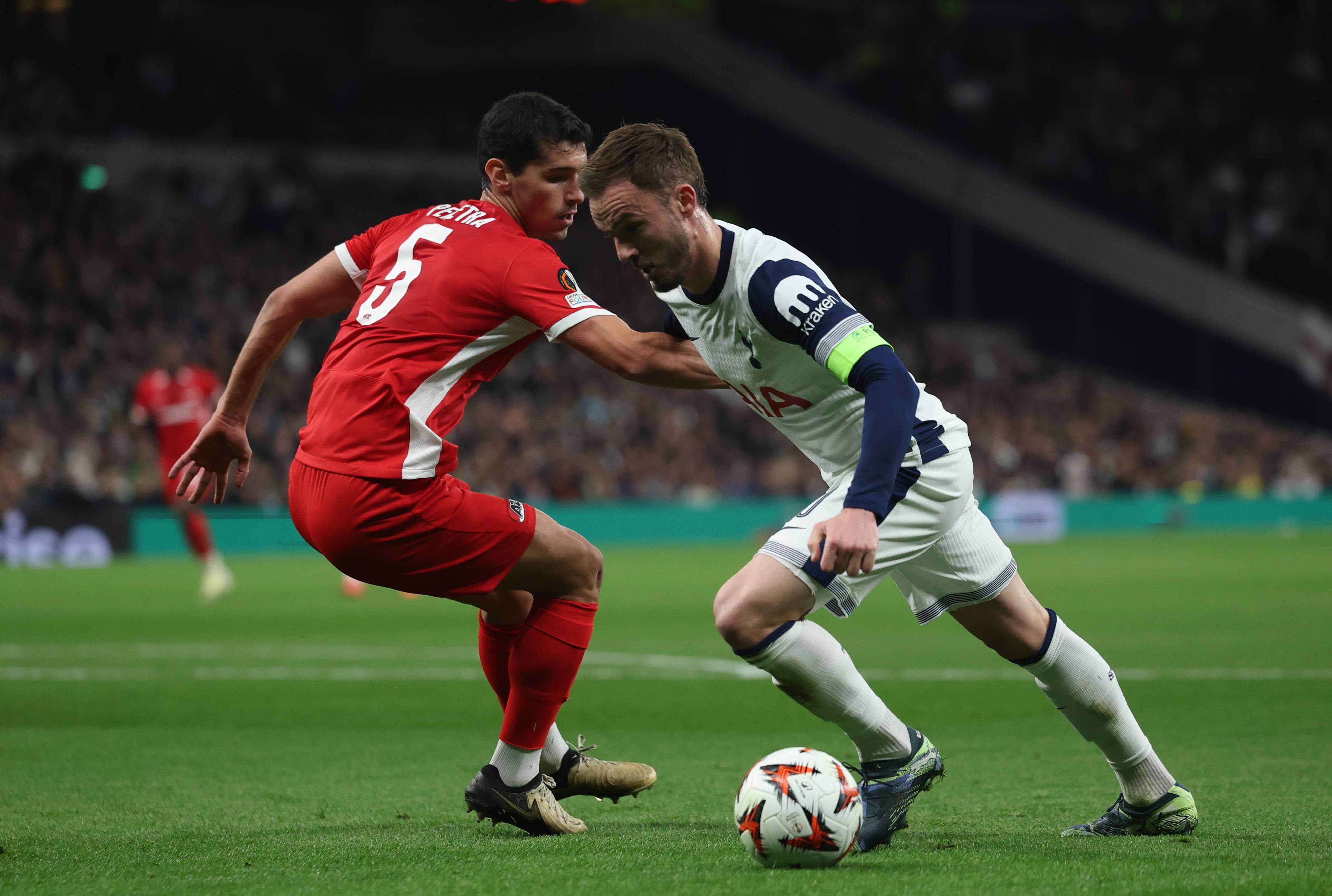 足球赛场竞技激烈，各队实力拼搏争胜