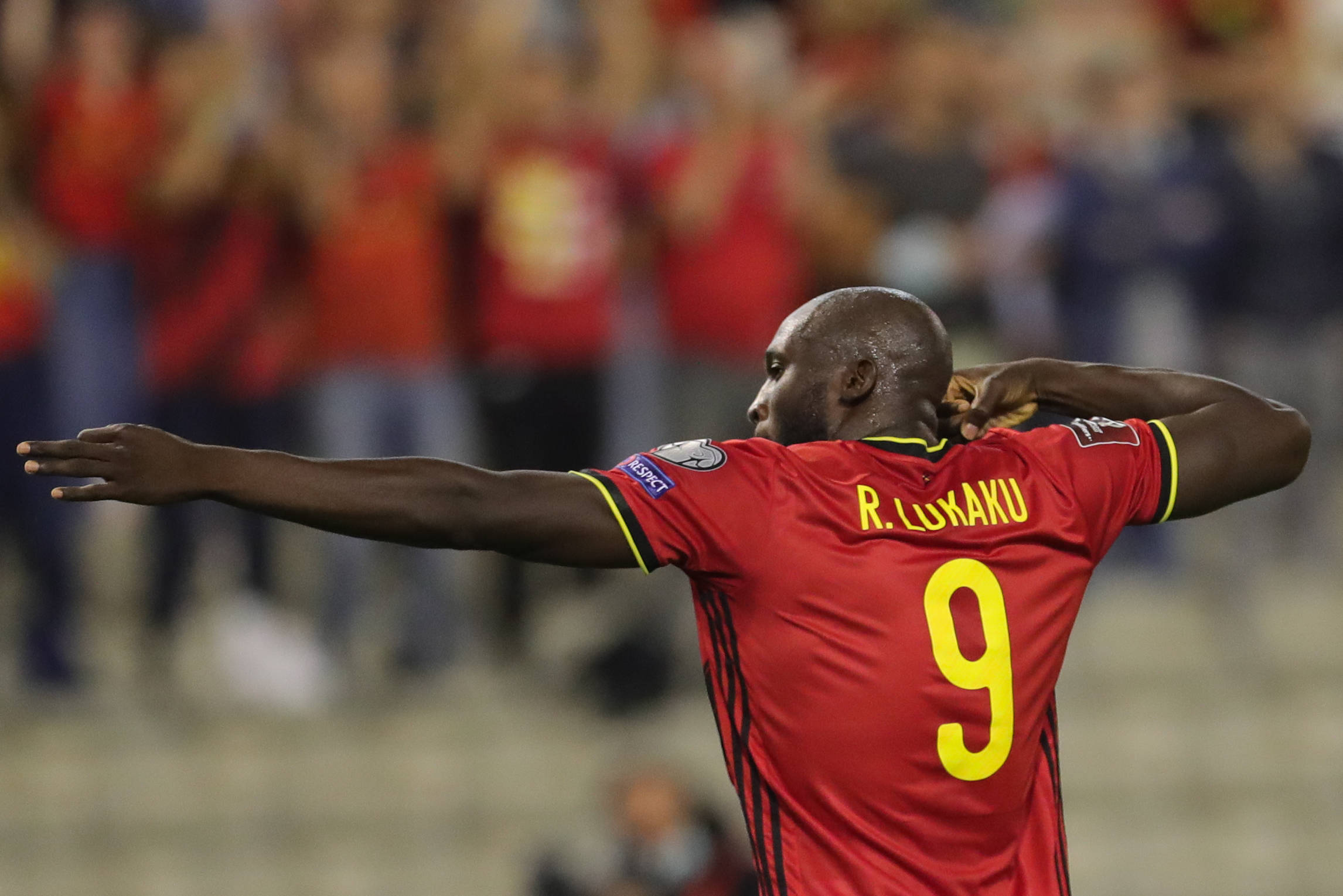 关于捷克足球队在激烈比赛中实现绝地反击，夺得胜利的信息