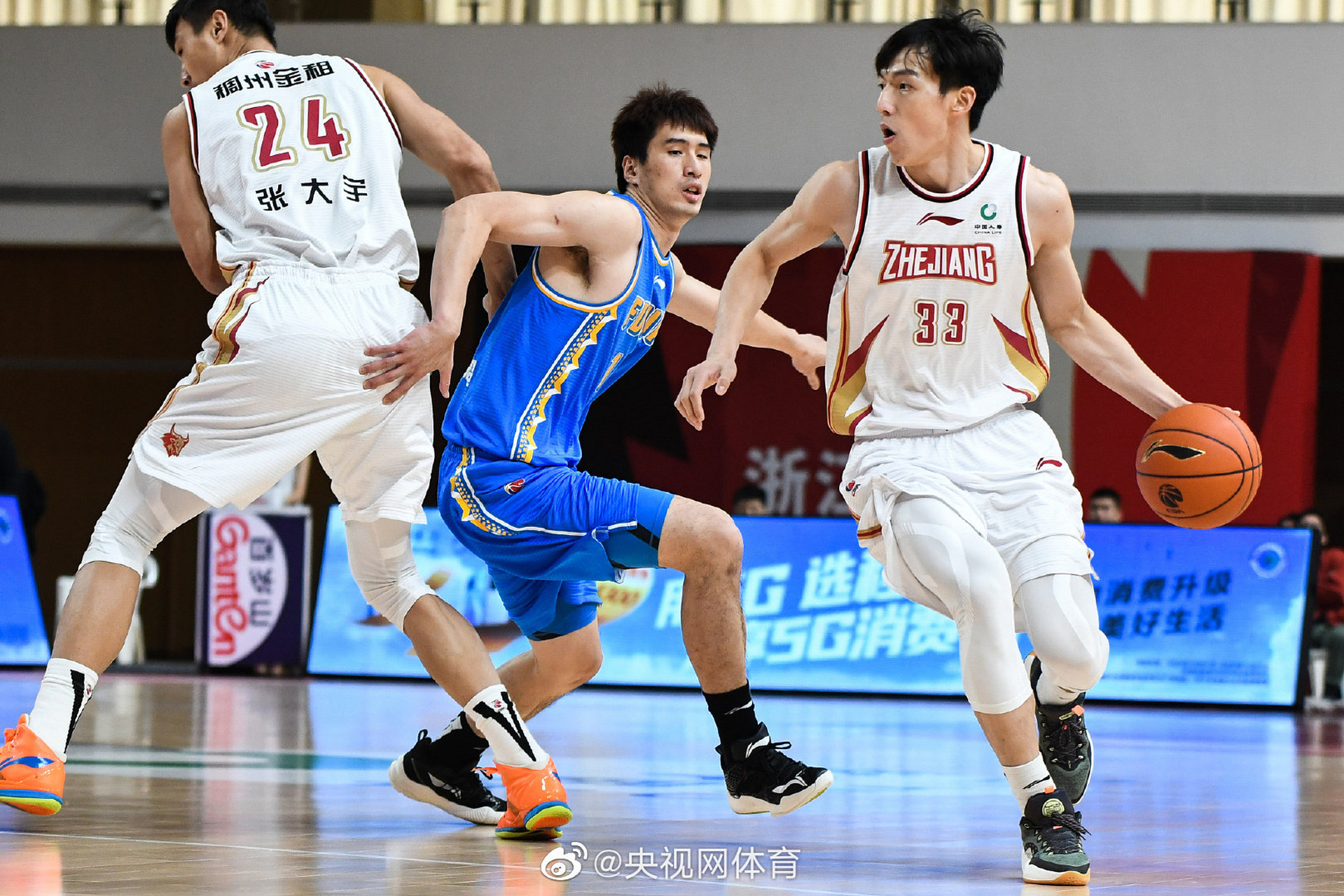 爱游戏APP-福建男篮大胜对手,积分榜名次上升