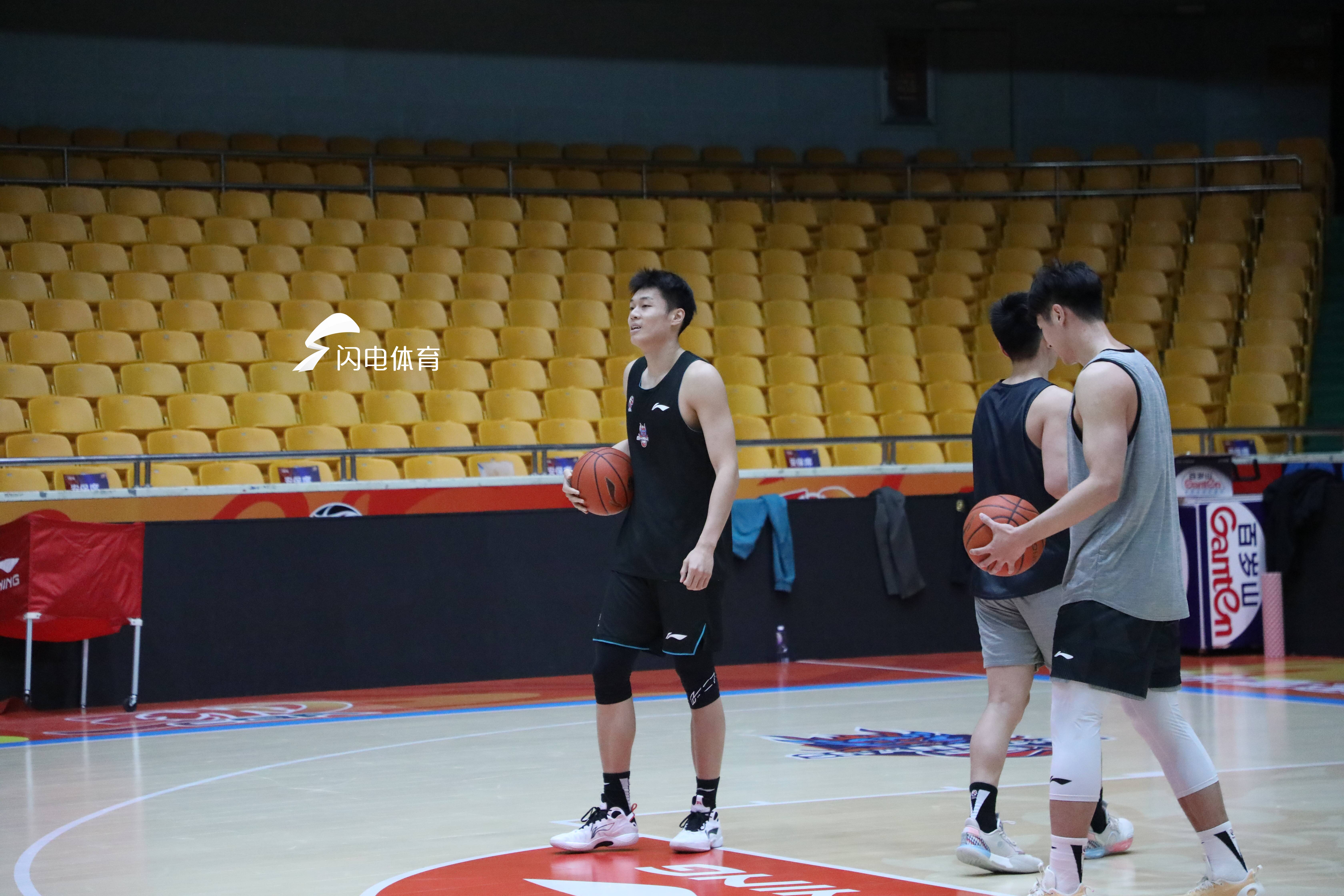 关于江苏男篮主场失利,教练要求调整战术的信息 关于江苏男篮主场失利,教练要求调整战术的信息