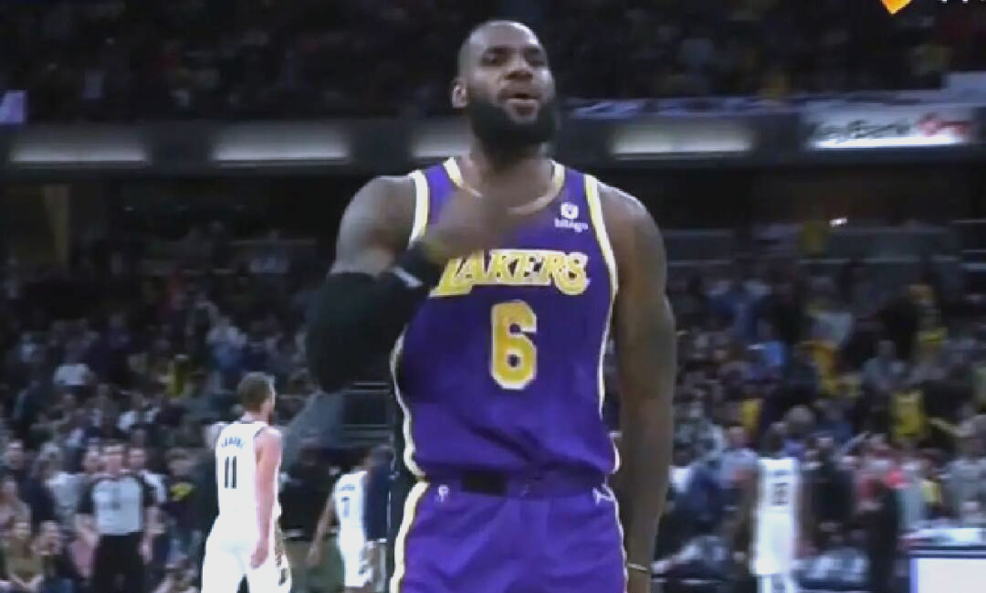 力挽狂澜:比赛中一方突发状况引发激烈反击 力挽狂澜:比赛中一方突发状况引发激烈反击