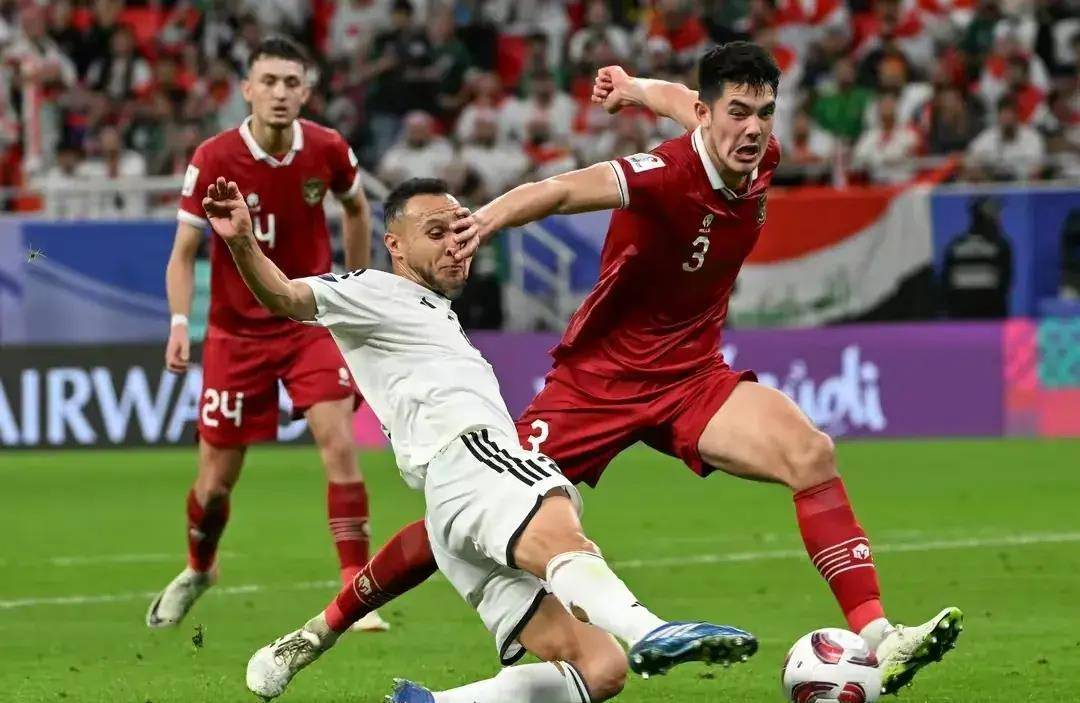 越南球队携手晋级,士气高昂 越南球队携手晋级,士气高昂