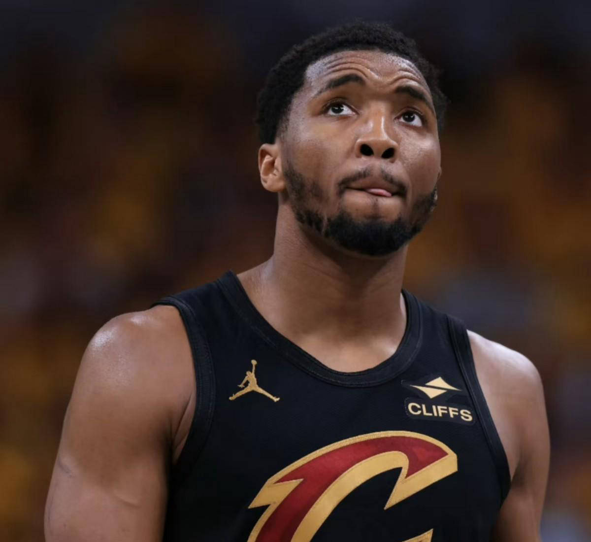 爱游戏官网-爵士遭遇热火逆转,米切尔虎口奋力