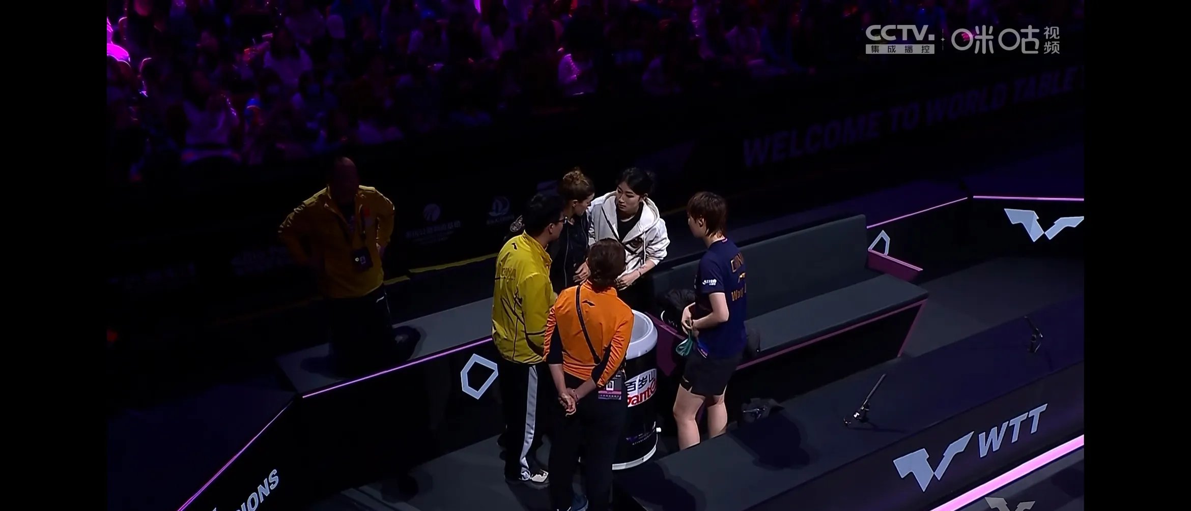 意外事件在比赛中频频发生,双方鏖战 意外事件在比赛中频频发生,双方鏖战