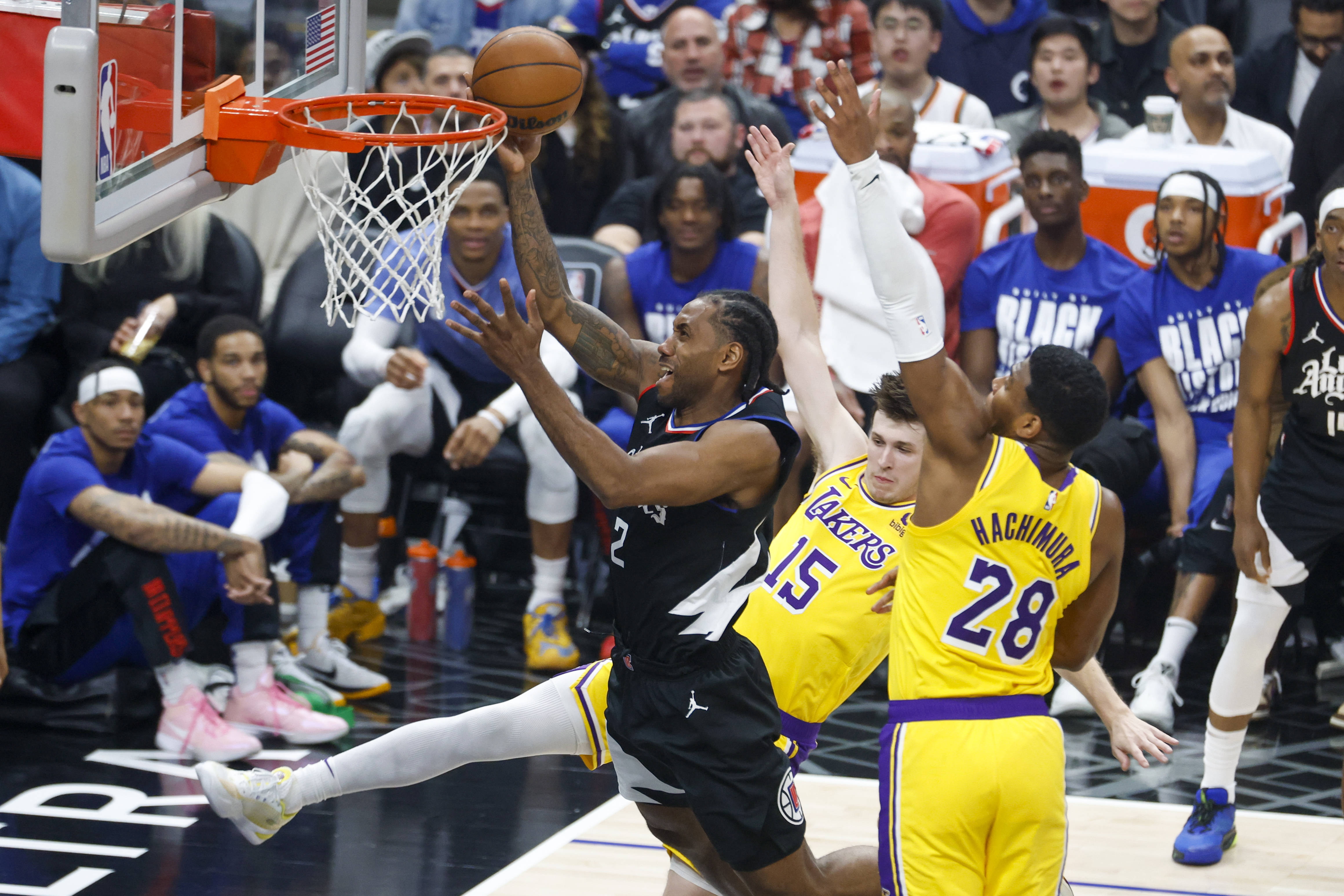 周末的篮球比赛给球迷带来了激动人心的时刻