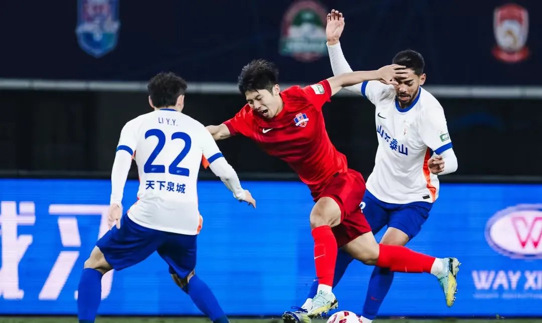 爱游戏在线-广州富力客场逼平天津泰达,客场拿到一分的简单介绍