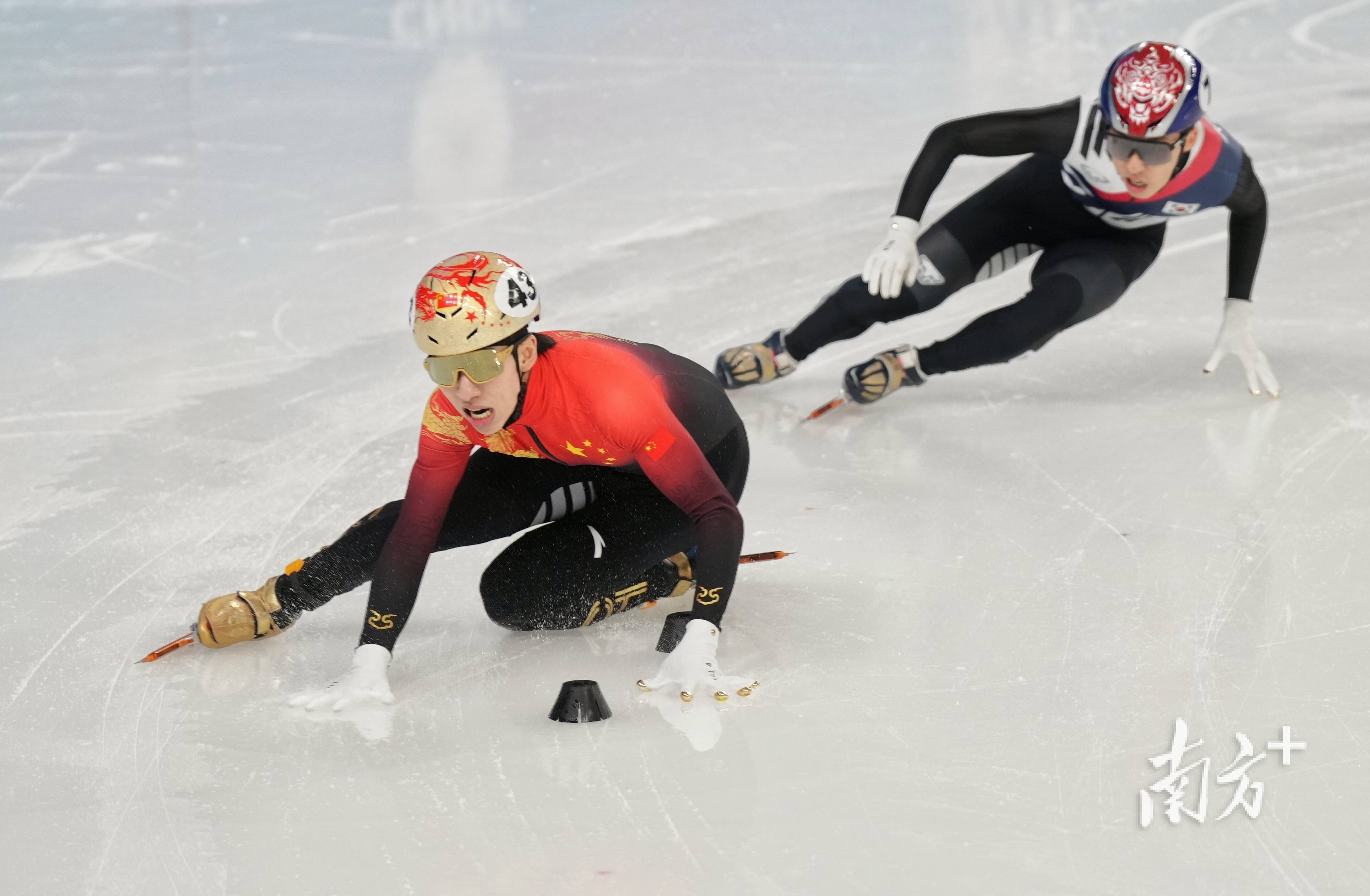 速度滑冰比赛：韩国选手刷新记录夺冠