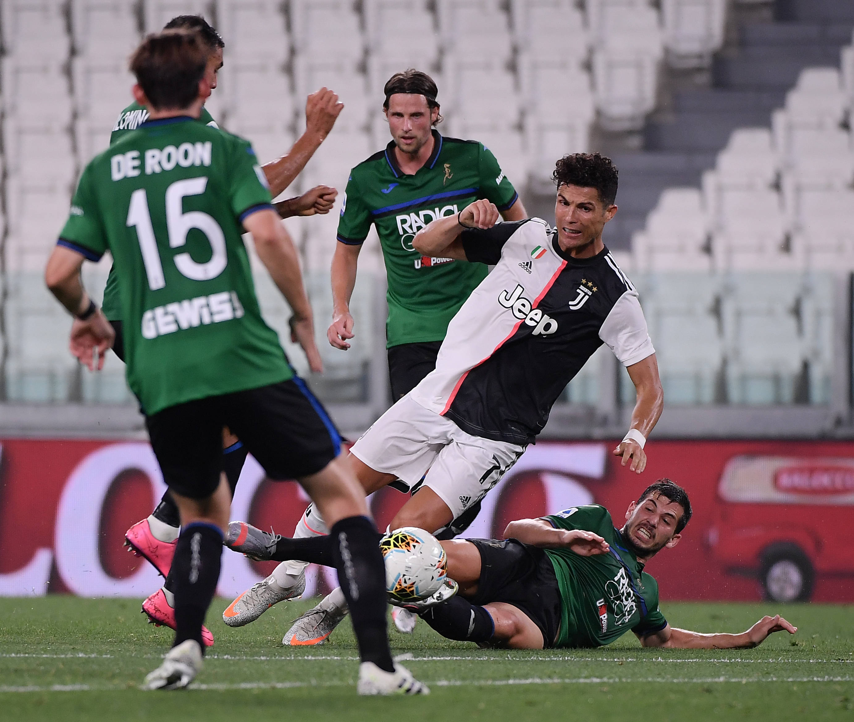 尤文图斯客场大胜亚特兰大，继续领跑