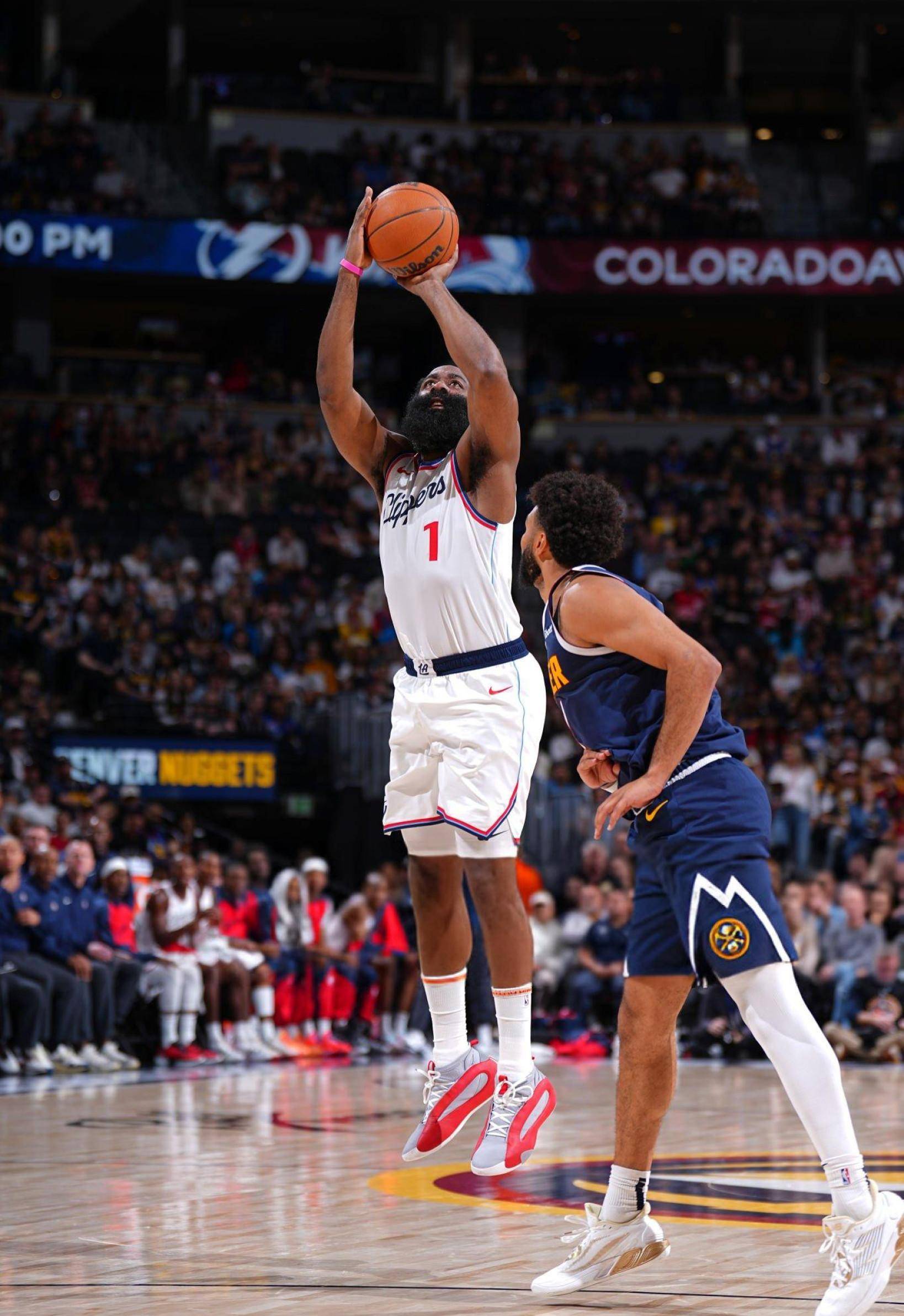 爱游戏在线-快船紧逼篮网,取得关键胜利