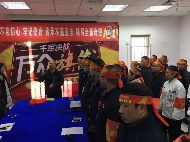 雄狼队在比赛中展现出不屈的拼搏精神 雄狼队在比赛中展现出不屈的拼搏精神