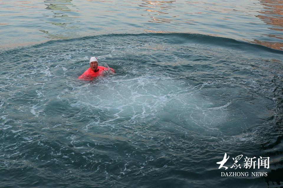 爱游戏官方-游泳池中的战斗激烈,浪花中的英雄