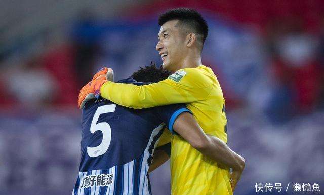 爱游戏体育-国内足球豪门狭路相逢，球队实力大考验