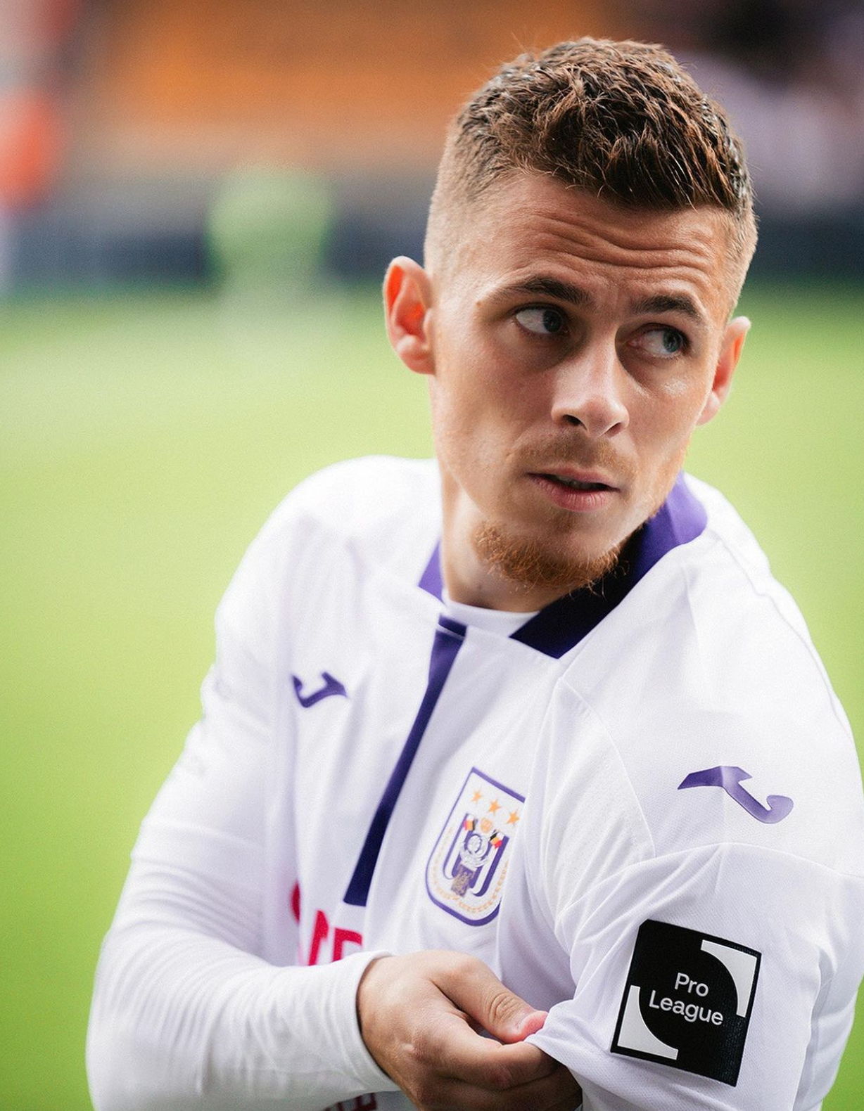 利昂球员亚扎尔成为进攻核心,展现出色技艺 利昂球员亚扎尔成为进攻核心,展现出色技艺