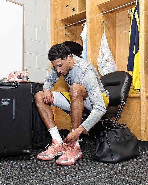 爱游戏官网-步行者球员个个积极训练,备战下一场比赛