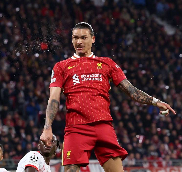 爱游戏APP-老妇人豪取三分,轻松击败对手