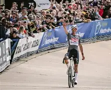 爱游戏APP-瓦特福德斯比迎来三连胜,实力稳定