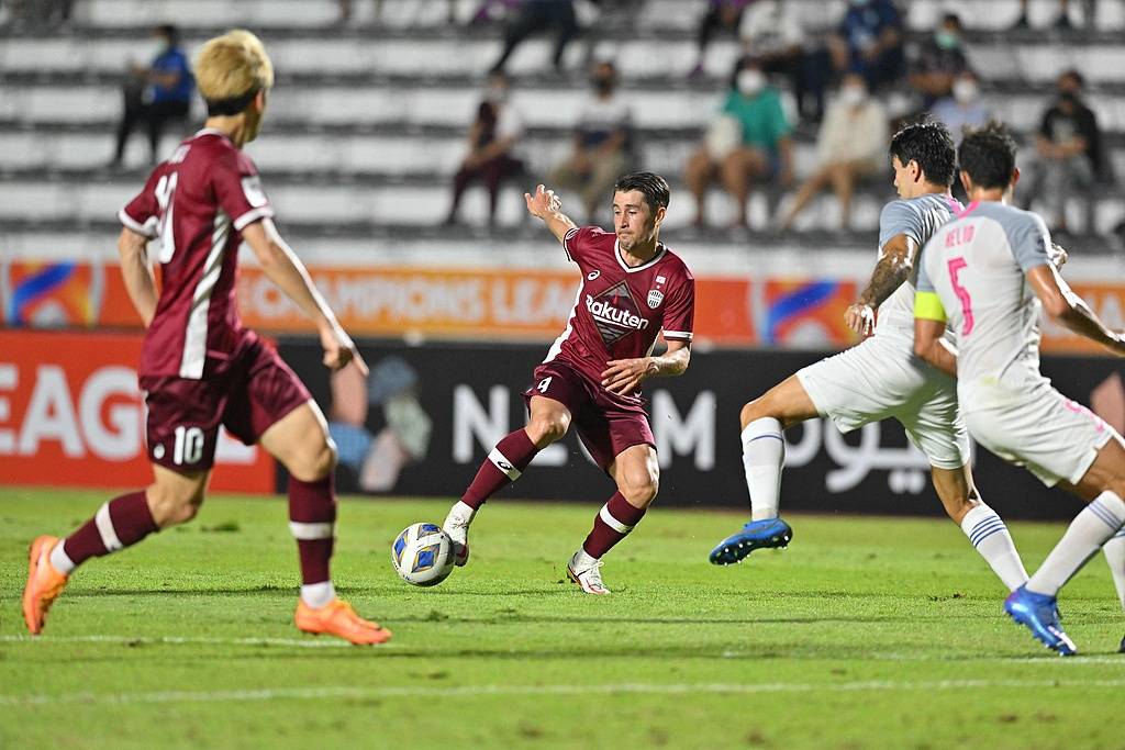 爱游戏在线-一场胜利后的喜悦时刻:球员庆祝胜利