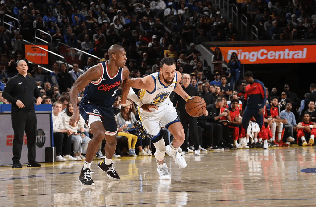 篮网队主场大胜黄蜂,保持赛季胜率领先 篮网队主场大胜黄蜂,保持赛季胜率领先