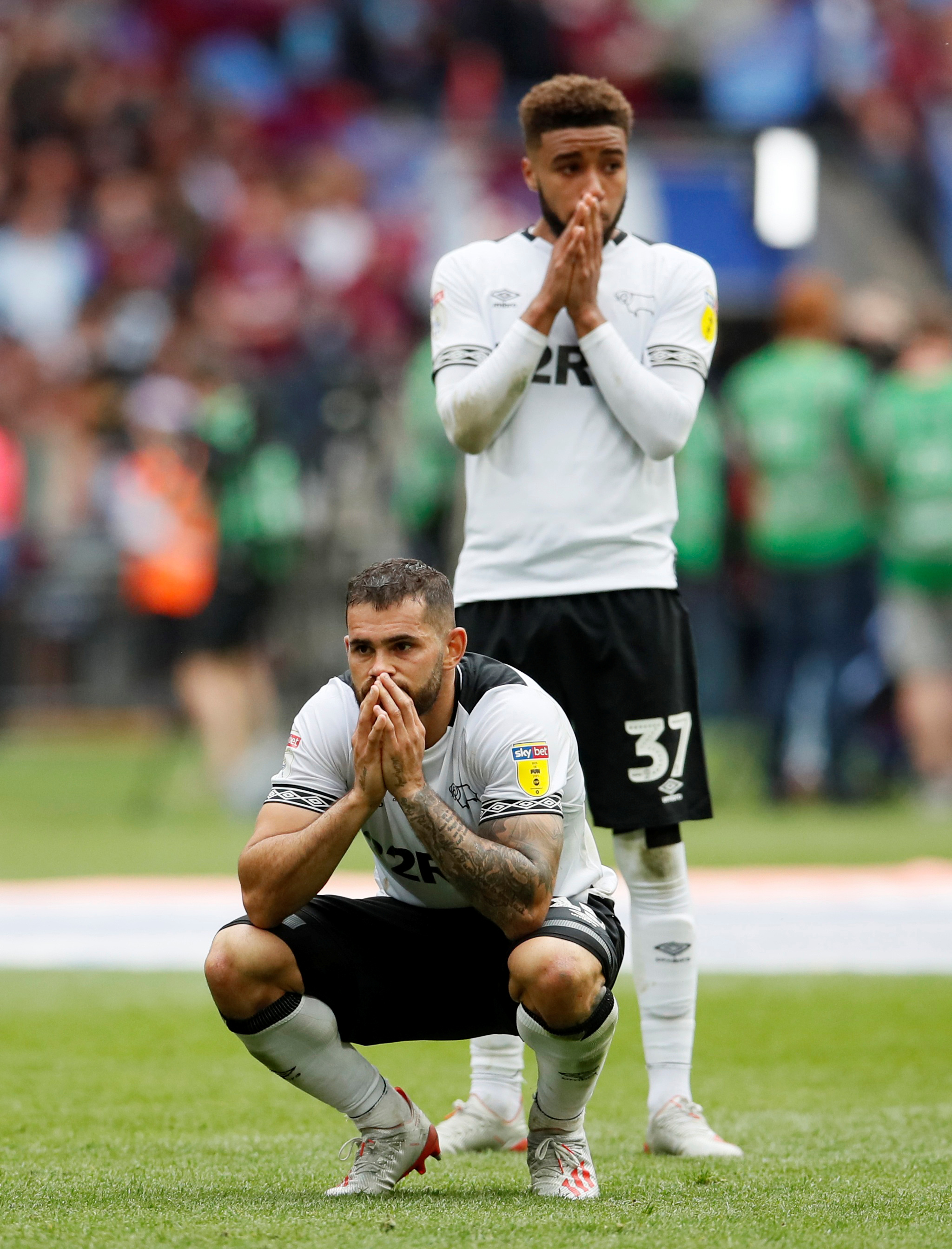 爱游戏tv-斯旺西客场奋力拿分，重返英超争夺行列