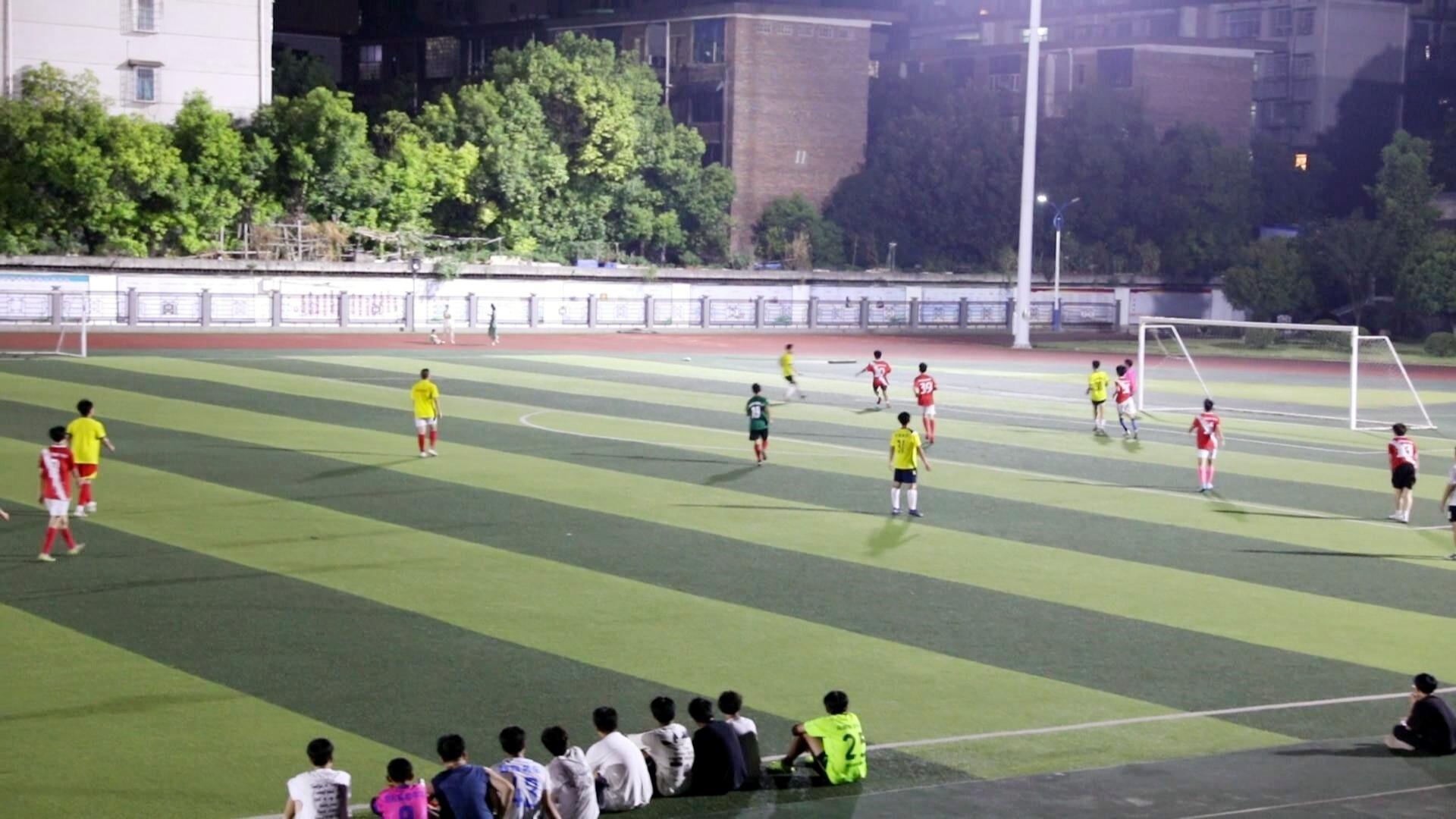 包含球场上的对抗为现场观众带来无限激情的词条 包含球场上的对抗为现场观众带来无限激情的词条