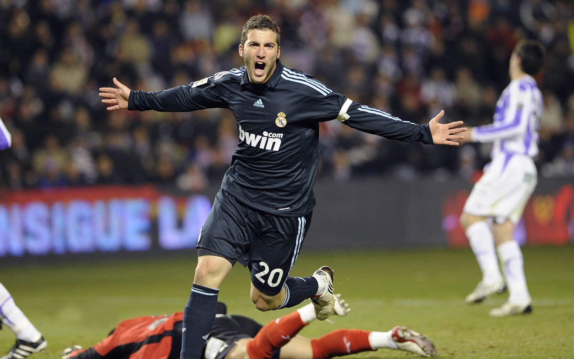 时光舞者保罗逆风领航，老鹰硬仗啄伤步行者